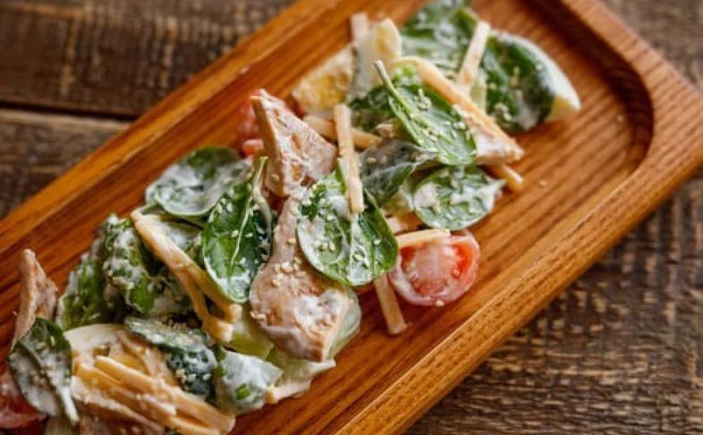 Салат с курицей и томатами