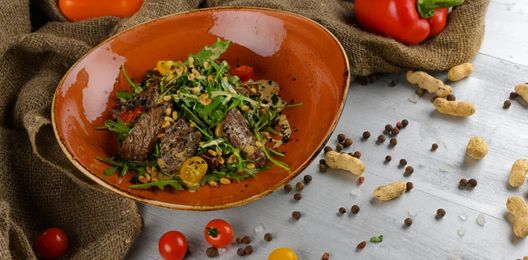 Салат с телятиной, индейкой и руколой