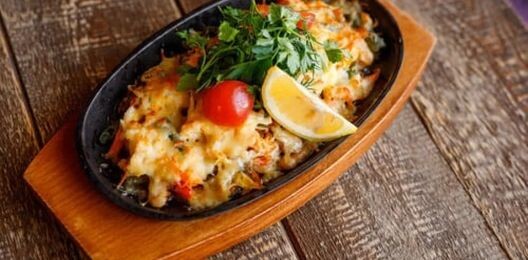 Запеченная сковорода с креветками и грибами