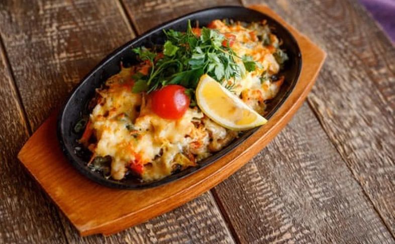 Запеченная сковорода с креветками и грибами