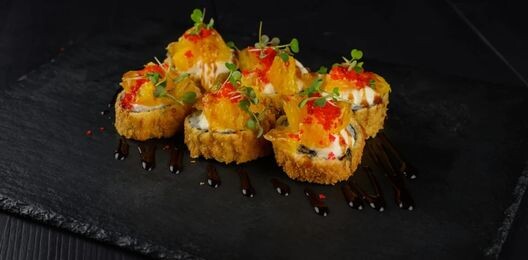 Ролл с лососем и апельсином