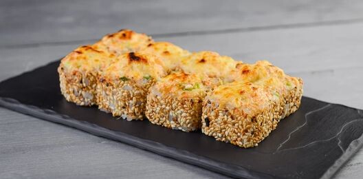 Ролл с лососем и крабом