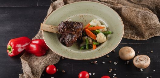 Томленый ягненок с овощами на гриле