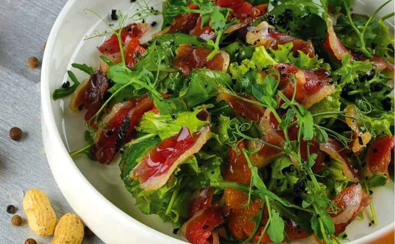 Салат с сыровяленой уткой