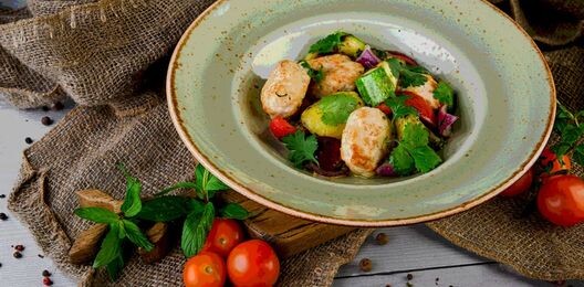 Котлетки из индейки с ореховым соусом и овощами на гриле