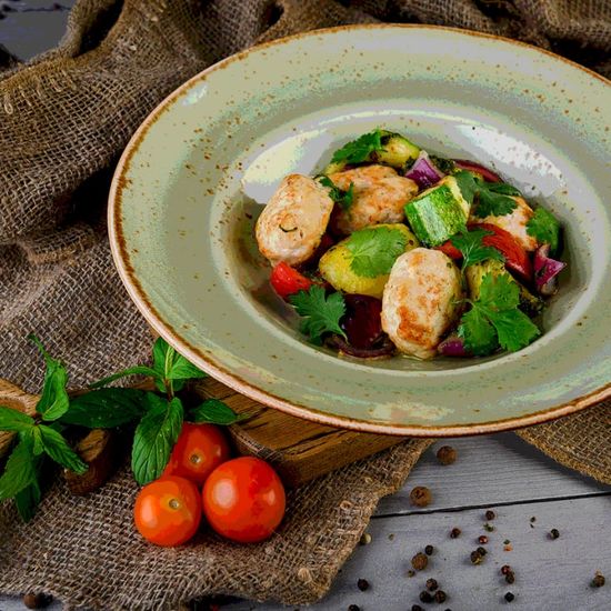 Котлетки из индейки с ореховым соусом и овощами на гриле