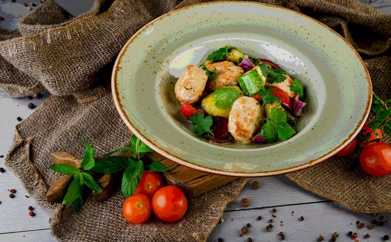 Котлетки из индейки с ореховым соусом и овощами на гриле