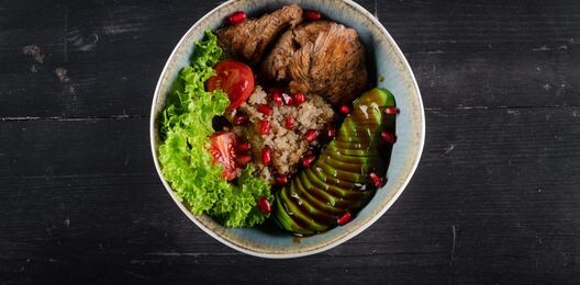 Индейка с авокадо и киноа