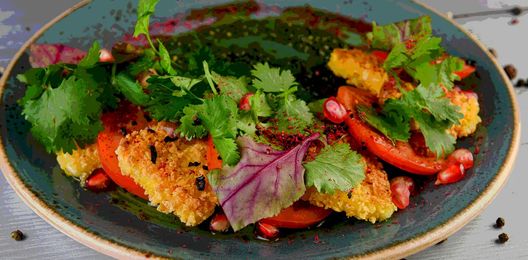 Салат с жареным сулугуни с томатами и песто