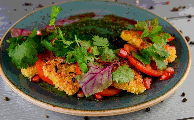 Салат с жареным сулугуни с томатами и песто