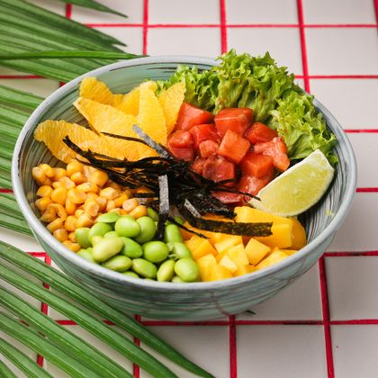 Поке боул с маринованным лососем