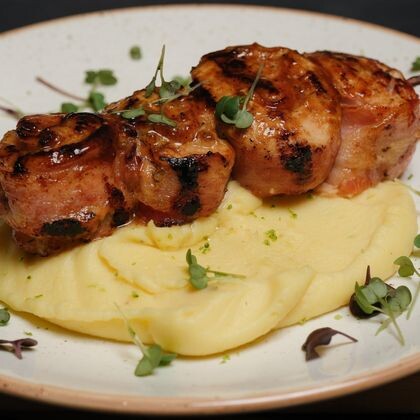 Сочный куриный рулет с картофельным пюре