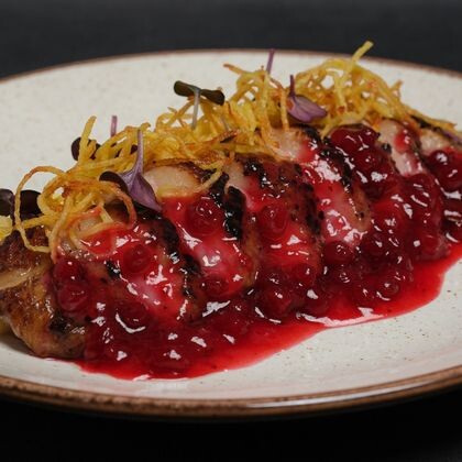 Утиная грудка с картофельным пюре и клюквенным соусом