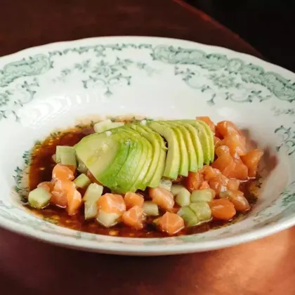 Тартар из лосося и авокадо