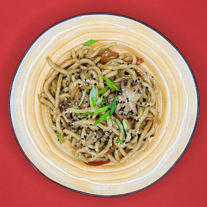 Вок с морепродуктами в сырно-сливочном соусе