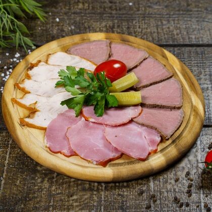 Нарезка мясных деликатесов