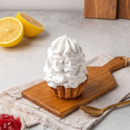 Корзинка с белковым кремом с клубникой