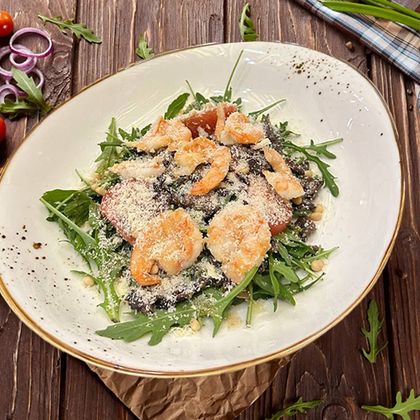 Салат из рукколы с тигровыми креветками