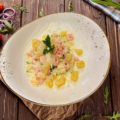 Салат с креветками и ананасом