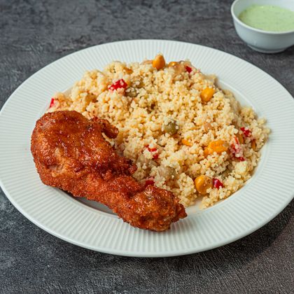 Ароматная запеченная курочка  подается с гарниром