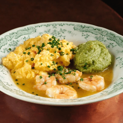 Скрембл с креветками и мятым авокадо