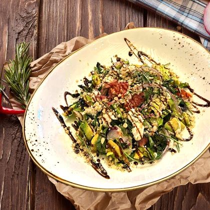 Итальянский салат с сыром страчателла и томатами