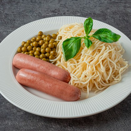Мини-сосиски со спагетти и зеленым горошком