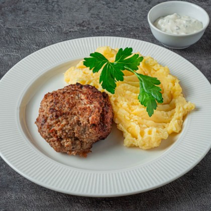 Мясная котлета (свинина с говядиной) подается с гарниром на выбор
