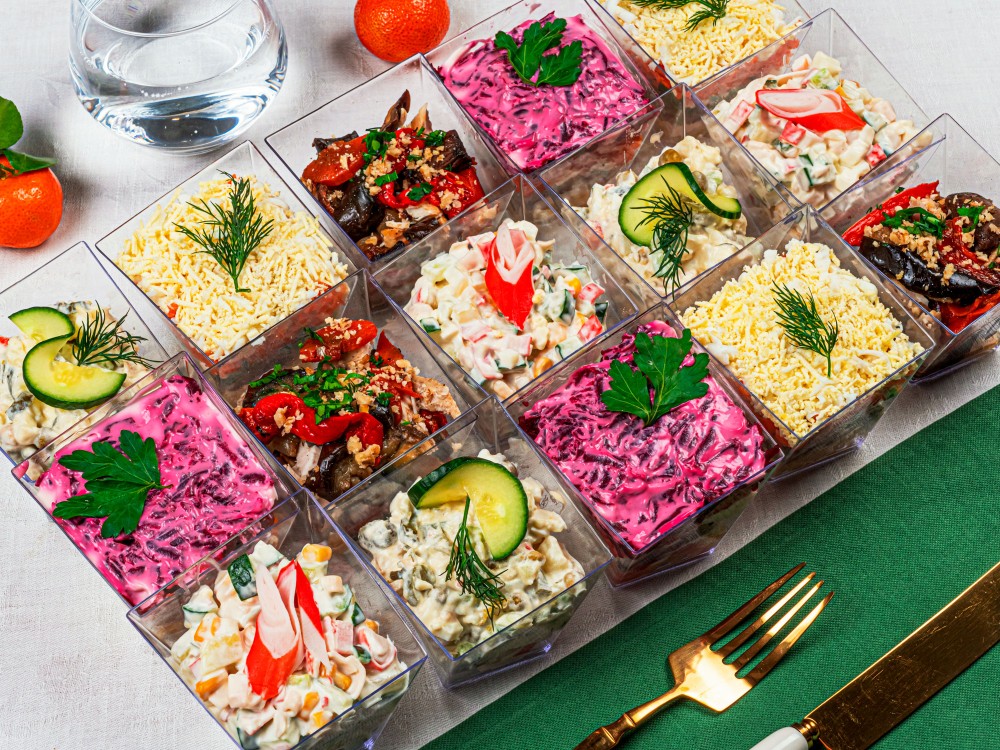 Ассорти порционных салатов на 15 персон "Традиции" с доставкой