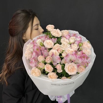 Кустовые розы с нежной альстромерией