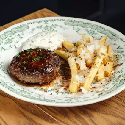 Бифштекс с картофелем фри, пармезаном и чёрным трюфелем