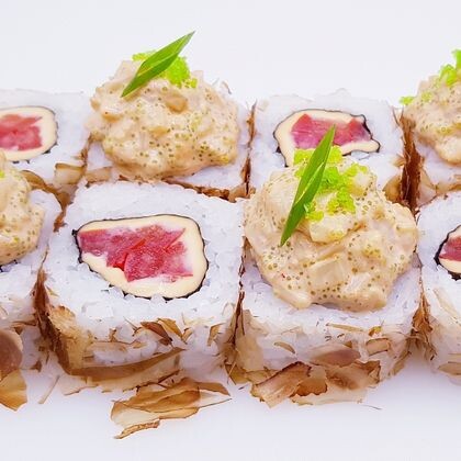 Ролл бонито с тартаром из кальмара