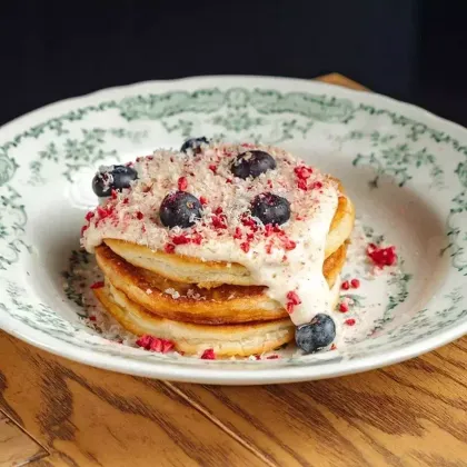 Оладьи с голубикой и кремом из вареной сгущенки