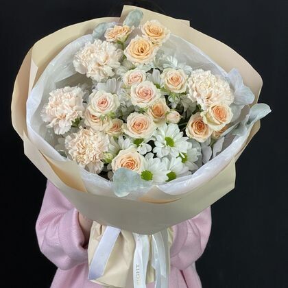 Нежный букет с ромашками и кустовой розой