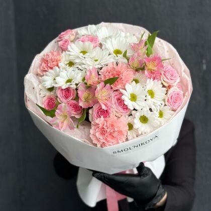 Ромашка с нежными диантусами , альстромерией и кустовой розой