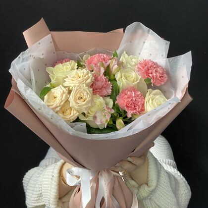 Нежный букет из розовых диантусов, кустовых премиальных роз