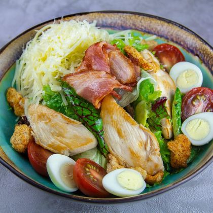 Салат «Цезарь» с курицей и беконом
