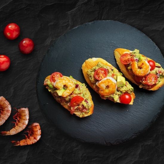 Брускетты гуакамоле с креветкой