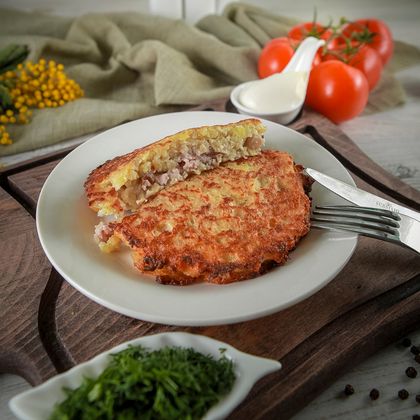 Драники с мясом и сметаной