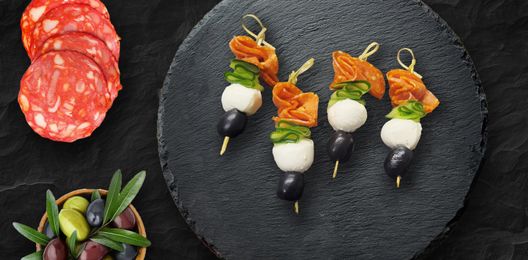 Канапе с салями и моцареллой