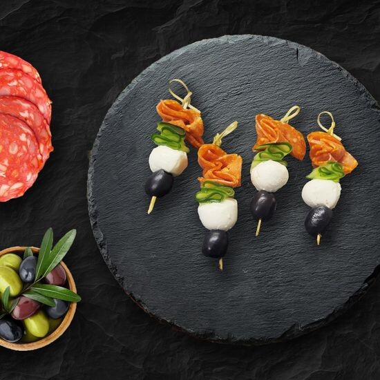 Канапе с салями и моцареллой