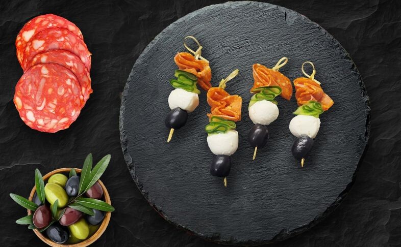 Канапе с салями и моцареллой