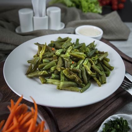 Фасоль стручковая жареная с чесноком