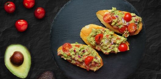 Брускетты с авокадо