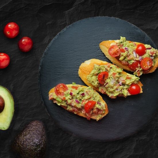 Брускетты с авокадо