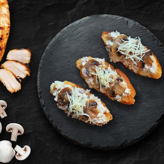 Брускетты с курицей