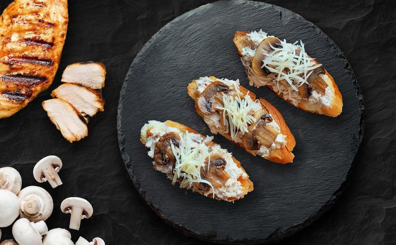 Брускетты с курицей