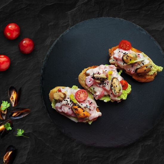 Брускетты с мидиями