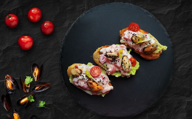 Брускетты с мидиями