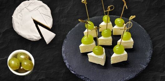 Канапе камамбер и белый виноград